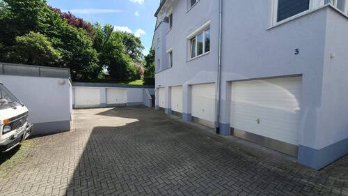 Hauszugang mit den Garagen - Etagenwohnung mit 78,60 m² in Kandern zum Kaufen