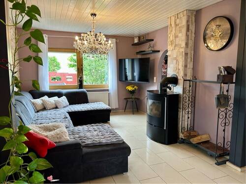 Wohnen mit Kaminofen - 6 Zimmer Einfamilienhaus zum Kaufen in Burghaslach