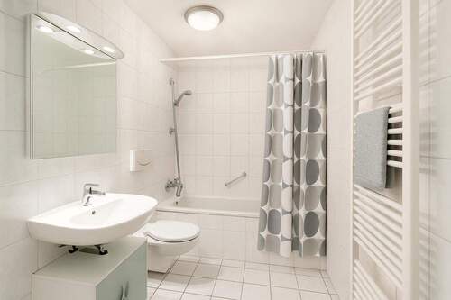 Badezimmer mit Waschmaschinenanschluss - 