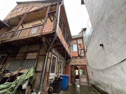 Anbau mit Laubengang - Mehrfamilienhaus, Wohnhaus mit 141,00 m&sup2; in Greußen zum Kaufen