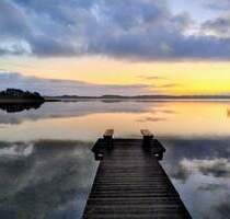 Wohnen mit Horizont – Exklusive Doppelhaushälfte direkt am Selenter See 145 m² Neubau, 450 m² Garten, Seezugang - P24257ülsen Pülsen