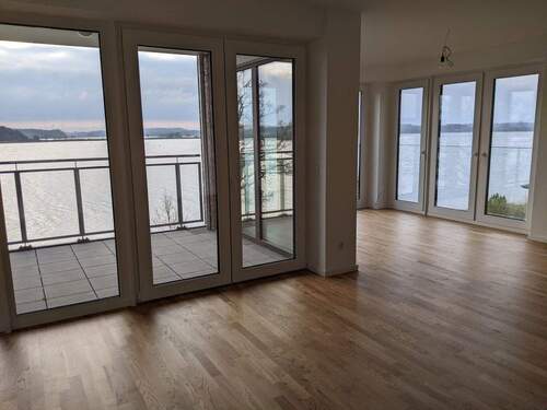 Wohnzimmer und Loggia - 3 Zimmer Terrassenwohnung zur Miete in Schleswig