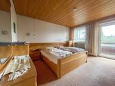 Zimmer 2 OG mit Balkon.jpg - 