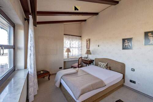 ...in das Damen-Schlafzimmer - mit Schminktisch... - 