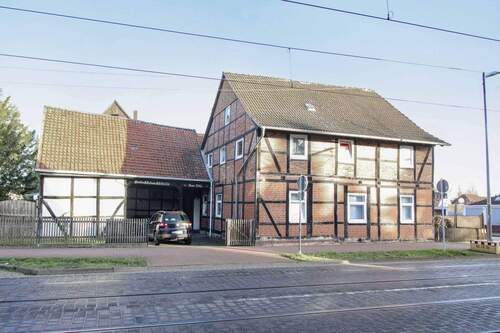 Außenansicht Vorderhaus - Mehrfamilienhaus, Wohnhaus mit 625,00 m&sup2; in Laatzen zum Kaufen