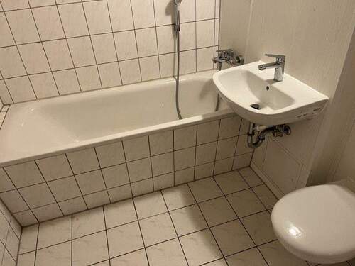 Bad - 3 Zimmer Etagenwohnung zur Miete in Halle (Saale)