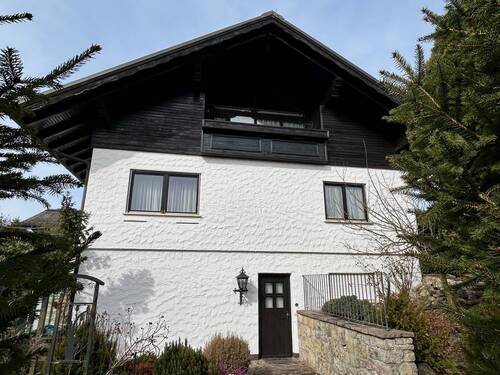 Giebelansicht (Zugang zur Einliegerwohnung im UG) - 