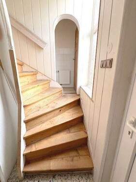 Treppe zum 1. OG und WC - 