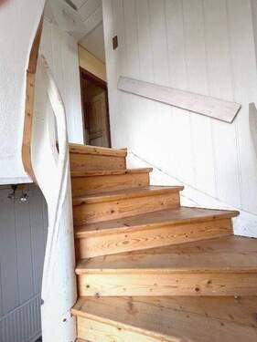 schöne Holzmassivtreppe ins 1. OG - 
