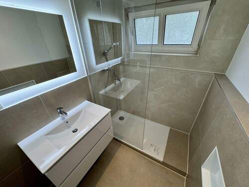 Badzimmer mit Dusche - 