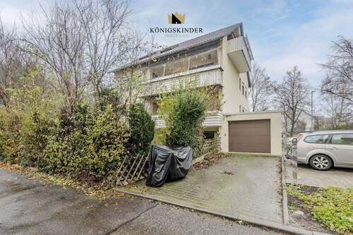 Garage mit Stellplatz davor - 