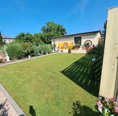 Blick in den Garten - ***Großraumimmobilie mit vielen Möglichkeiten!***