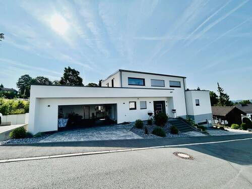 Eingang / Frontansicht - Luxuriöses Einfamilienhaus mit Sauna, Außenpool und Smart Home Technologie