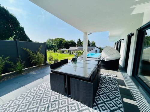 Terrasse teils überdacht - Einfamilienhaus mit 219,00 m&sup2; in Wermelskirchen zum Kaufen