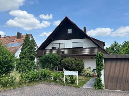 Südansicht mit Stellplätzen und Garage - 