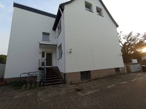Burgwedeler Str. 42 Eingang Foto 1.jpg - Hannover-Bothfeld, helle Räume mit Balkon, renoviert, Hochparterre, nahe S-Bahn, 2 PKW-Parkplätze