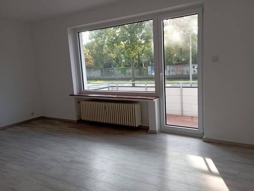 Burgwedeler Str. 42 Großer Raum mit Ansicht Balkon - 