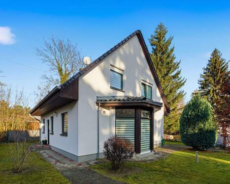 Hausansicht - Gepflegtes Einfamilienhaus mit sonnigem Garten und behaglichem Wohnambiente