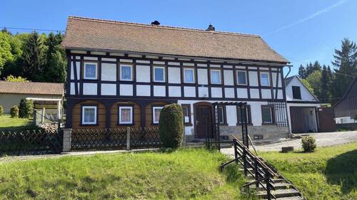 Straßenansicht - Liebhaberobjekt m. tollem Gebirgsblick!