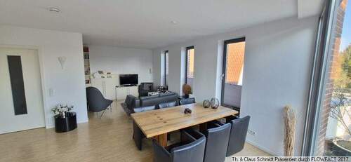 Weiterer Blick ins Wohnzimmer mit Parkett - 3 Zimmer Etagenwohnung in Rastede