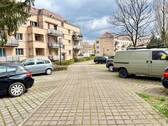Hinterhof mit Parkplätzen - 