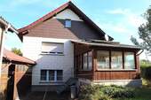 Rückseite mit Wintergarten - Frohburg- Elbisbach: Großzügiges EFH, 2 Garagen, mehrere Nebengebäude auf 1.640 m²!