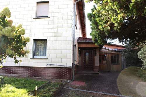 Eingang und Garagenzufahrt - Einfamilienhaus mit 150,00 m² in Frohburg zum Kaufen