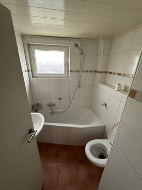 Bad mit Fenster - **Schöne Dreiraumwohnung mit zwei Balkonen und sofort frei, KAUFEN statt mieten!!***