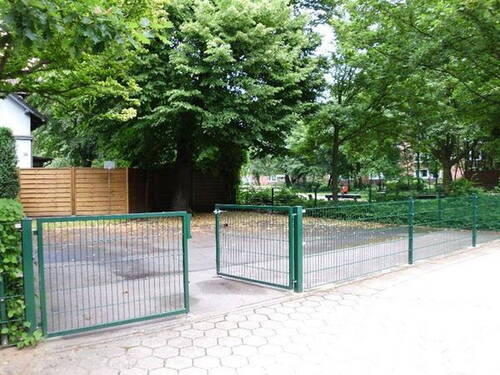 mit Stellplätzen im Innenhof - 