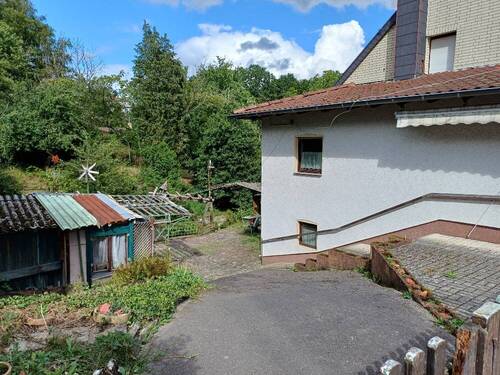seitlich Süd-Terrasse - Wohnhaus mit zusätzlichem Ausbaupotential im DG, in ruhiger Lage, mit Garten, Süd Terrasse und Garage im Hofbereich. in uhiger Lage von Dudweiler OT
