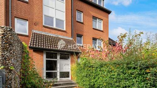 Außenansicht 1 - Schön geschnittene 2-Zimmer-Wohnung mit sonniger Loggia und Stellplatz