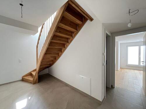 Treppe zum taghellen Souterrain - 