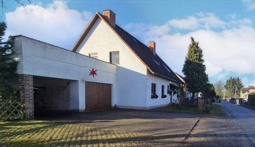 Hausansicht mit Garage - 8 Zimmer Einfamilienhaus zum Kaufen in Gablenz