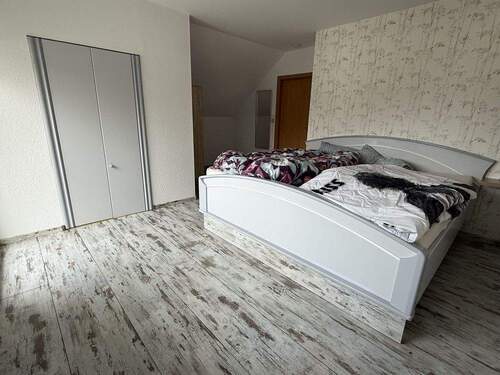 Schlafzimmer mit begehbarem Kleiderschrank OG - 