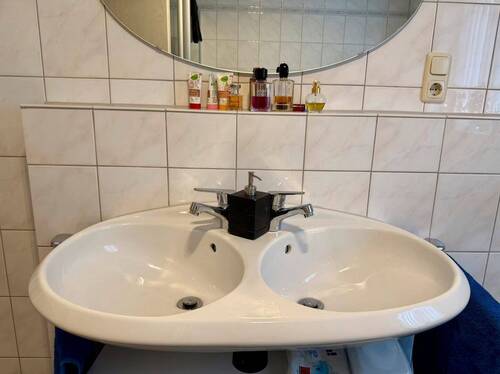 Badezimmer mit Doppelwaschbeck - 