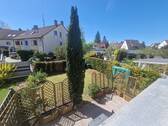 Blick in den Garten und Nachbarschaft - 
