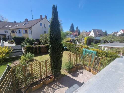 Blick in den Garten und Nachbarschaft - 