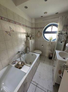 Bad mit Wanne Teilansicht - 