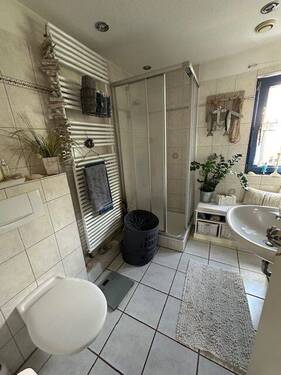 Bad mit Dusche Teilansicht - 