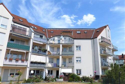 Hausansicht - TOP Apartment mit Weitblick - EBK, Balkon, inkl. TG-Stellplatz, vermietet