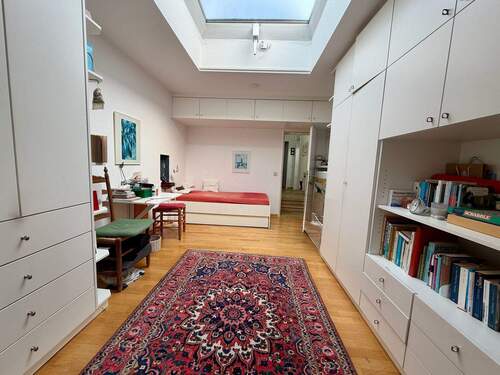 Zimmer mit Einbaumöbeln und Lichthof - 