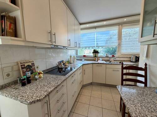 Küche mit Fenster zur Straße - 