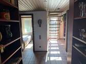 Flur mit Treppe zur Galerie - 