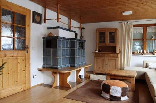 EG - Wohnzimmer mit Kachelofen - 