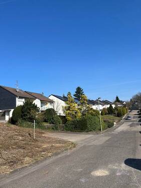 Straßenseite - Grundstück in Odenthal