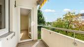 Loggia 2 - Helle 3-Zimmer-Wohnung mit Loggia und Einbauküche in gepflegtem Mehrfamilienhaus