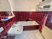 Tageslichtbad mit Wanne und WC - 