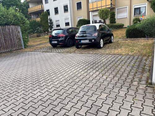 KFZ-Parkplatz - 