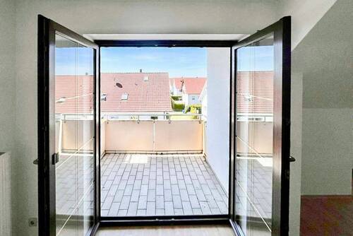 Zugang Balkon - Etagenwohnung mit 60,70 m&sup2; in Gundelfingen an der Donau zum Kaufen