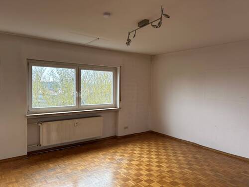 Wohnzimmer - 4 Zimmer Etagenwohnung zum Kaufen in Uttenreuth